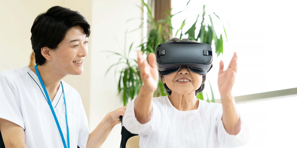 VR機器を使用して楽しむ入居者と介護職員
