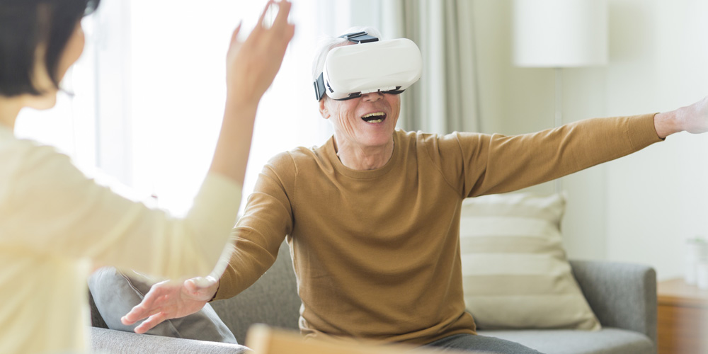 VR機器で楽しむ高齢者